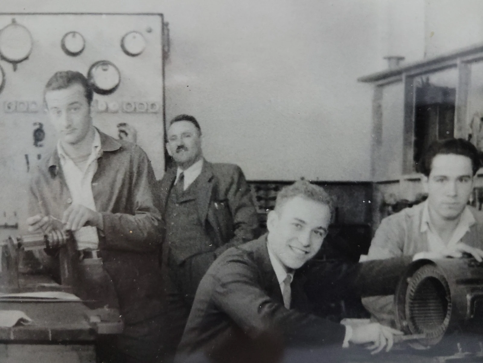 Trabajo de bobinado y motores en el taller histórico